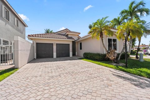 House in Miami, Florida 4 bedrooms, 204.2 sq.m. № 2080236 - photo 2