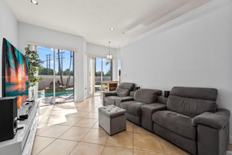 House in Miami, Florida 4 bedrooms, 204.2 sq.m. № 2080236 - photo 16