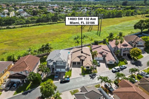 House in Miami, Florida 4 bedrooms, 204.2 sq.m. № 2080236 - photo 4