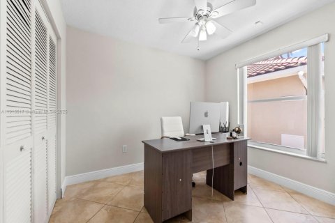 House in Miami, Florida 4 bedrooms, 204.2 sq.m. № 2080236 - photo 30
