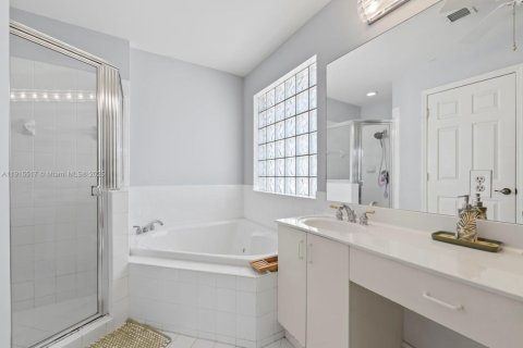 House in Miami, Florida 4 bedrooms, 204.2 sq.m. № 2080236 - photo 22