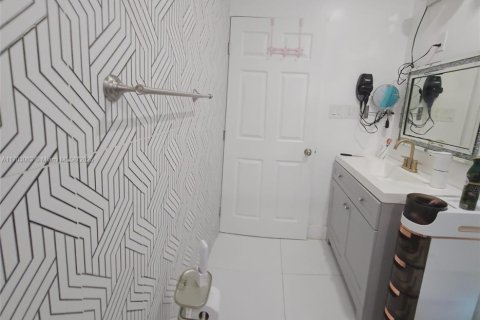 Casa en venta en Miami, Florida, 3 dormitorios, 294.31 m2 № 1977571 - foto 17