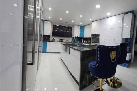 Casa en venta en Miami, Florida, 3 dormitorios, 294.31 m2 № 1977571 - foto 1