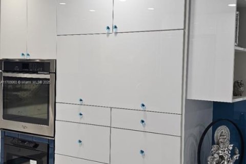 Casa en venta en Miami, Florida, 3 dormitorios, 294.31 m2 № 1977571 - foto 9