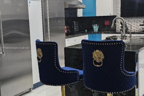 Casa en venta en Miami, Florida, 3 dormitorios, 294.31 m2 № 1977571 - foto 2