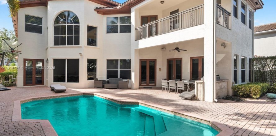 Casa en North Miami Beach, Florida 5 dormitorios, 444.07 m2 № 1779504
