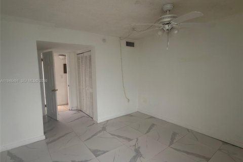 Condominio en alquiler en Miami Beach, Florida, 3 dormitorios, 69.86 m2 № 2004282 - foto 17