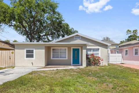 House in Tampa, Florida 4 bedrooms, 124.21 sq.m. № 2222193 - photo 15