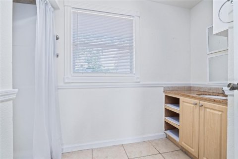 House in Tampa, Florida 4 bedrooms, 124.21 sq.m. № 2222193 - photo 2