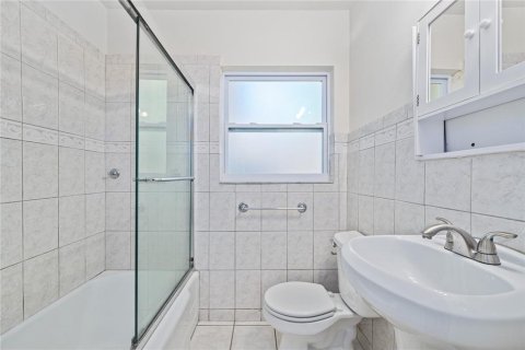 House in Tampa, Florida 4 bedrooms, 124.21 sq.m. № 2222193 - photo 16