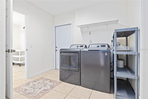 House in Tampa, Florida 4 bedrooms, 124.21 sq.m. № 2222193 - photo 19