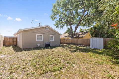 House in Tampa, Florida 4 bedrooms, 124.21 sq.m. № 2222193 - photo 14