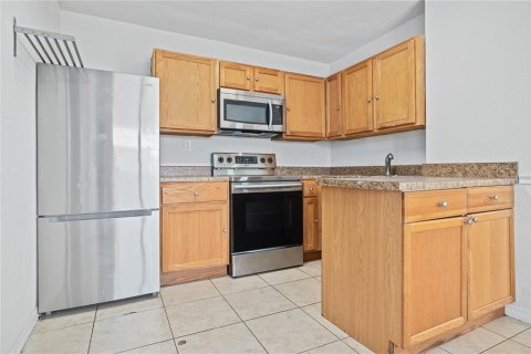 House in Tampa, Florida 4 bedrooms, 124.21 sq.m. № 2222193 - photo 6