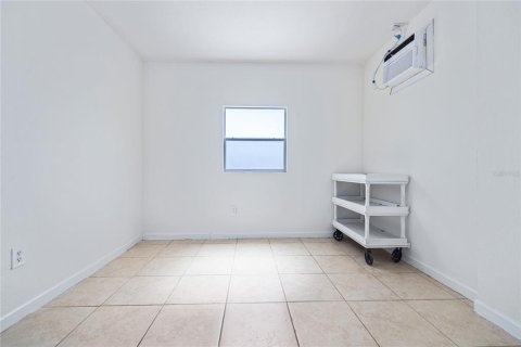 House in Tampa, Florida 4 bedrooms, 124.21 sq.m. № 2222193 - photo 9