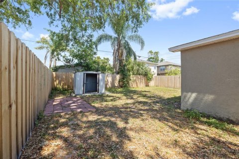 House in Tampa, Florida 4 bedrooms, 124.21 sq.m. № 2222193 - photo 11