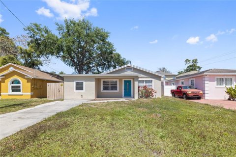 House in Tampa, Florida 4 bedrooms, 124.21 sq.m. № 2222193 - photo 12