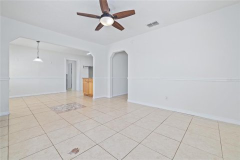 House in Tampa, Florida 4 bedrooms, 124.21 sq.m. № 2222193 - photo 10
