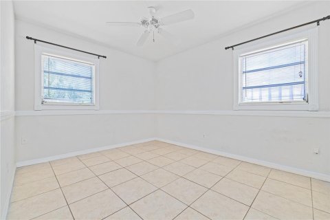 House in Tampa, Florida 4 bedrooms, 124.21 sq.m. № 2222193 - photo 8