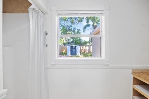 House in Tampa, Florida 4 bedrooms, 124.21 sq.m. № 2222193 - photo 3