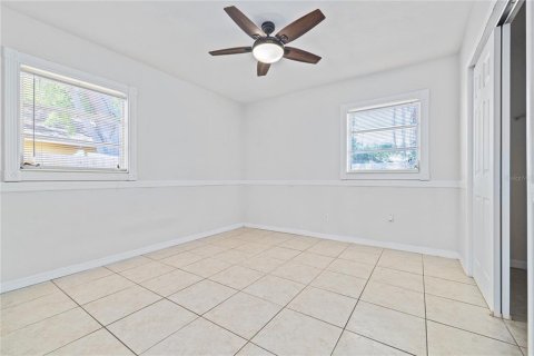 House in Tampa, Florida 4 bedrooms, 124.21 sq.m. № 2222193 - photo 5