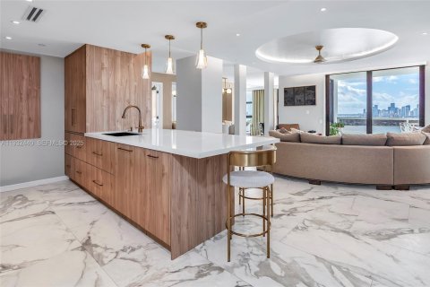 Condo in Miami Beach, Florida, 2 bedrooms № 1991444 - photo 1