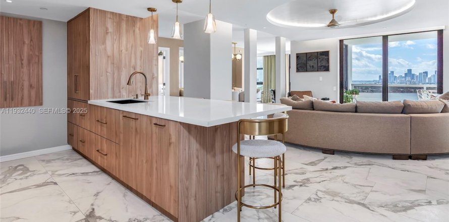 Condo in Miami Beach, Florida, 2 bedrooms № 1991444