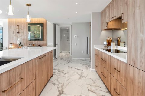 Condo in Miami Beach, Florida, 2 bedrooms № 1991444 - photo 5