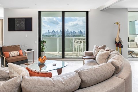 Condo in Miami Beach, Florida, 2 bedrooms № 1991444 - photo 12