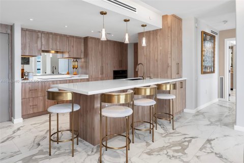 Condo in Miami Beach, Florida, 2 bedrooms № 1991444 - photo 4