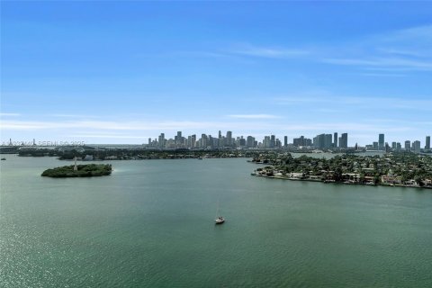 Condo in Miami Beach, Florida, 2 bedrooms № 1991444 - photo 2