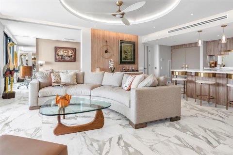 Condo in Miami Beach, Florida, 2 bedrooms № 1991444 - photo 11