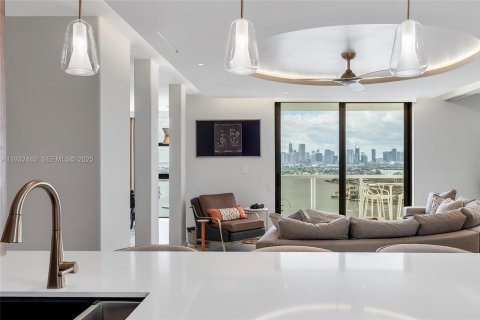 Condo in Miami Beach, Florida, 2 bedrooms № 1991444 - photo 7