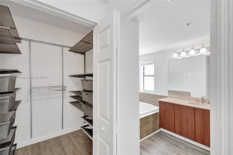 Condo in Coral Gables, Florida, 3 bedrooms  № 1923700 - photo 28