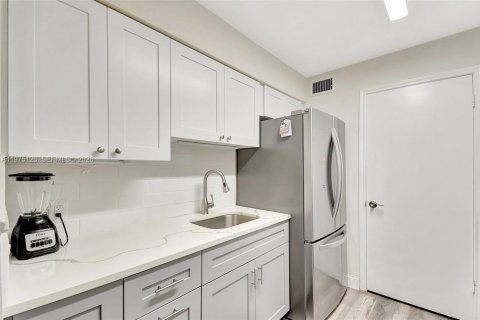 Condo in Oakland Park, Florida, 2 bedrooms  № 2035893 - photo 13