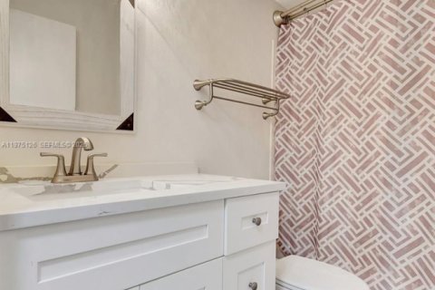 Condo in Oakland Park, Florida, 2 bedrooms  № 2035893 - photo 17