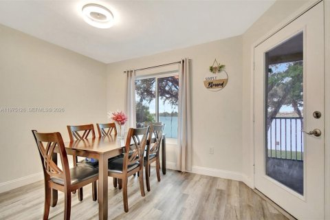 Condo in Oakland Park, Florida, 2 bedrooms  № 2035893 - photo 8