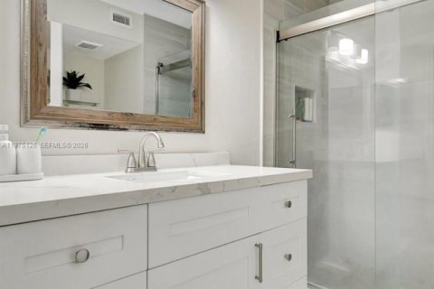 Condo in Oakland Park, Florida, 2 bedrooms  № 2035893 - photo 25