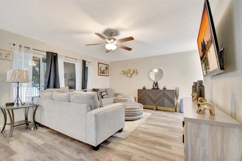 Condo in Oakland Park, Florida, 2 bedrooms  № 2035893 - photo 7