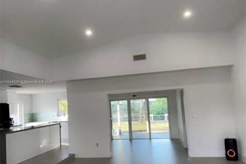 Casa en venta en Miami, Florida, 4 dormitorios, 166.02 m2 № 1841169 - foto 5
