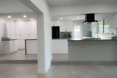 Casa en venta en Miami, Florida, 4 dormitorios, 166.02 m2 № 1841169 - foto 7