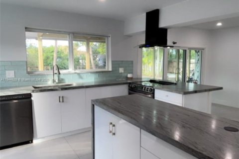 Casa en venta en Miami, Florida, 4 dormitorios, 166.02 m2 № 1841169 - foto 13