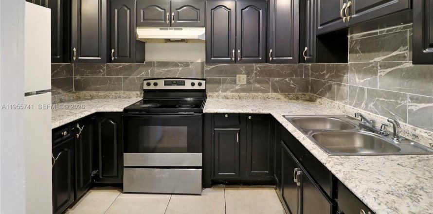 Кондоминиум с 5 спальнями в Санрайз, Флорида № 2027046