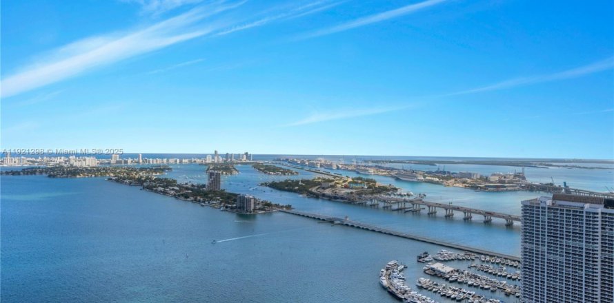 Кондоминиум с 3 спальнями в Майами, Флорида № 1975648