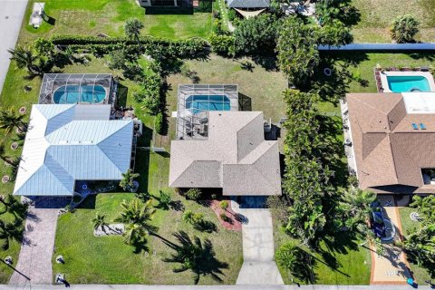House in Cape Coral, Florida 2 bedrooms, 107.3 sq.m. № 1575160 - photo 3