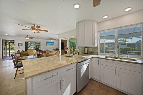 House in Cape Coral, Florida 2 bedrooms, 107.3 sq.m. № 1575160 - photo 13