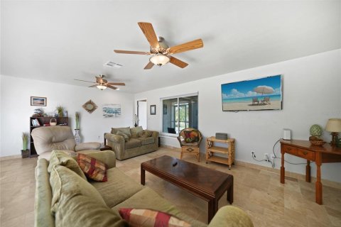 House in Cape Coral, Florida 2 bedrooms, 107.3 sq.m. № 1575160 - photo 6