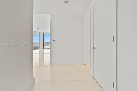 Condo in North Miami Beach, Florida, 2 bedrooms № 2081413 - photo 5