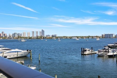 Condo in North Miami Beach, Florida, 2 bedrooms № 2081413