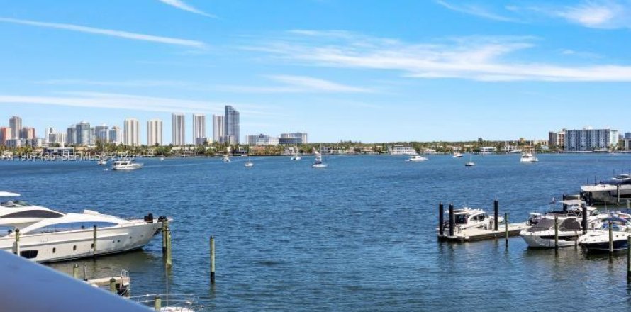 Condo in North Miami Beach, Florida, 2 bedrooms № 2081413