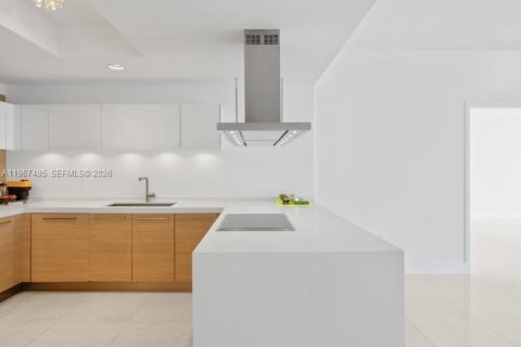 Condo in North Miami Beach, Florida, 2 bedrooms № 2081413 - photo 11
